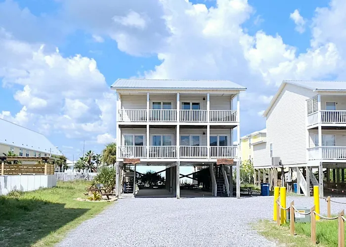 1 Block To 3br Home, Sleeps 8 Country house *