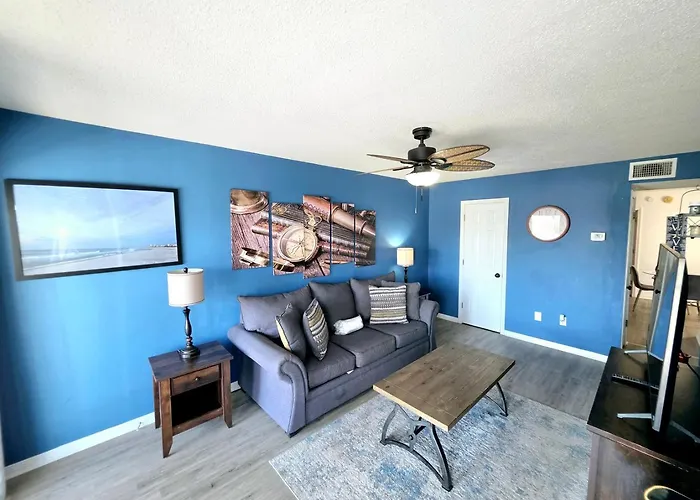 1 Block To 3br Home, Sleeps 8 *