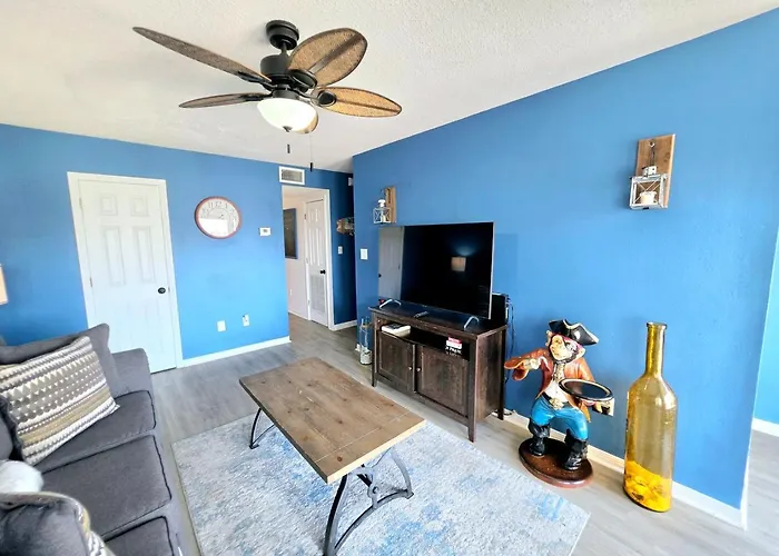 1 Block To 3br Home, Sleeps 8 Country house