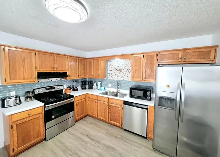 Country house 1 Block To 3br Home, Sleeps 8 *