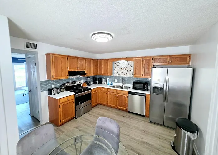 1 Block To 3br Home, Sleeps 8 *