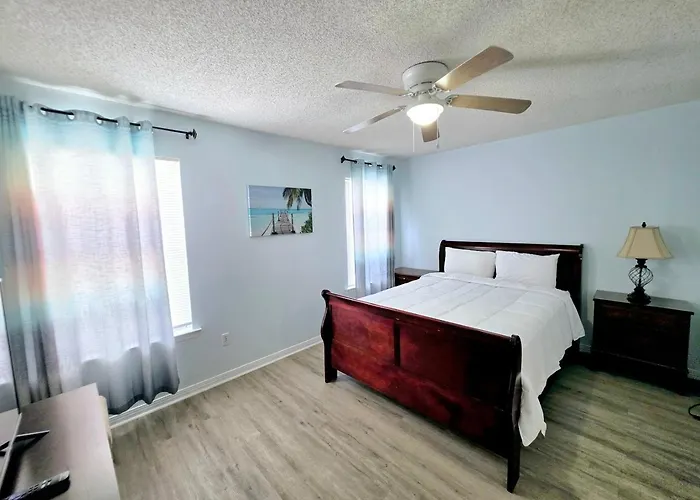 1 Block To 3br Home, Sleeps 8