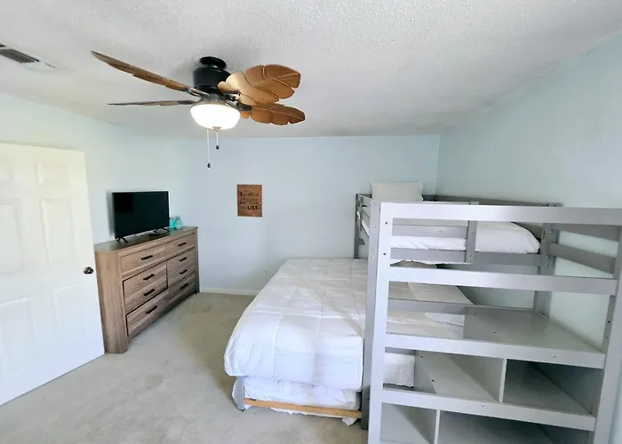 1 Block To 3br Home, Sleeps 8 Country house