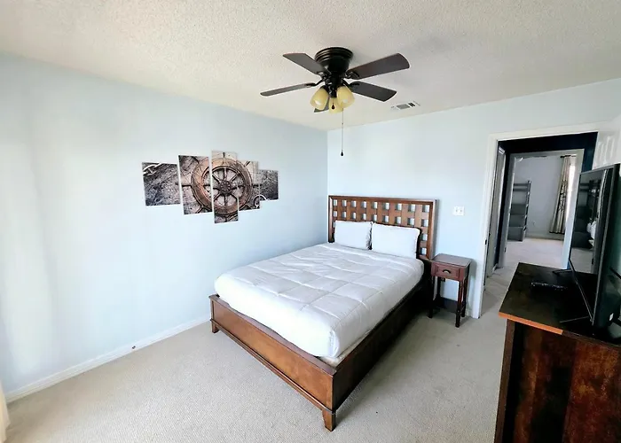1 Block To 3br Home, Sleeps 8