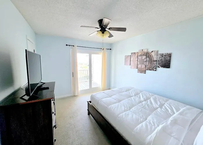 1 Block To 3br Home, Sleeps 8